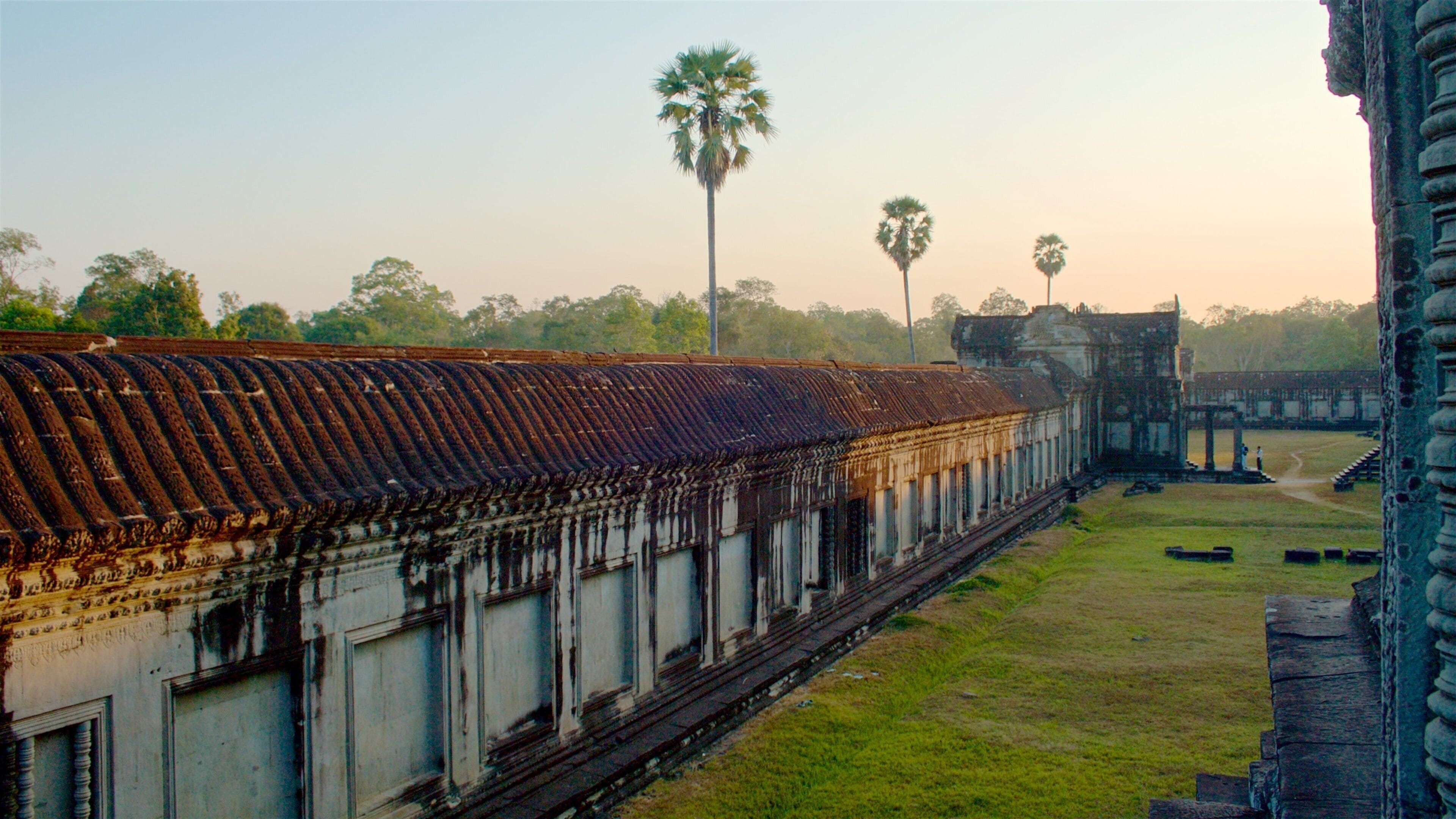 Angkor Wat showing a temple or place of worship, a sunset and heritage elements