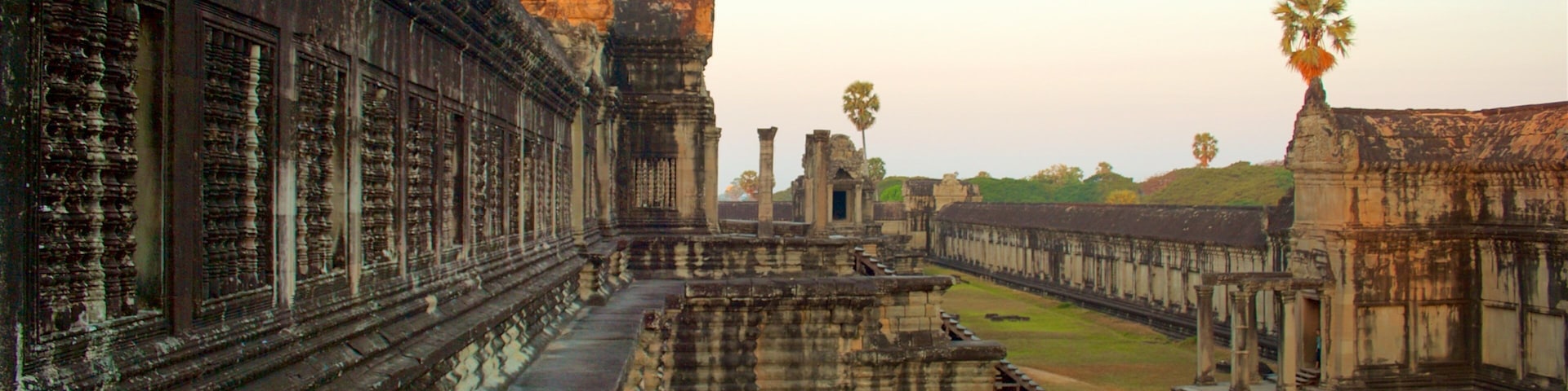 Un antiguo complejo de templos con intrincados grabados y una gran estructura central.