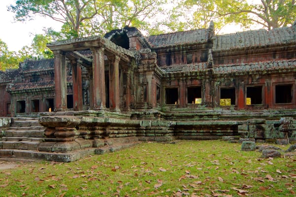 Angkor Wat che include tempio o luogo di culto, giardino e oggetti d\'epoca