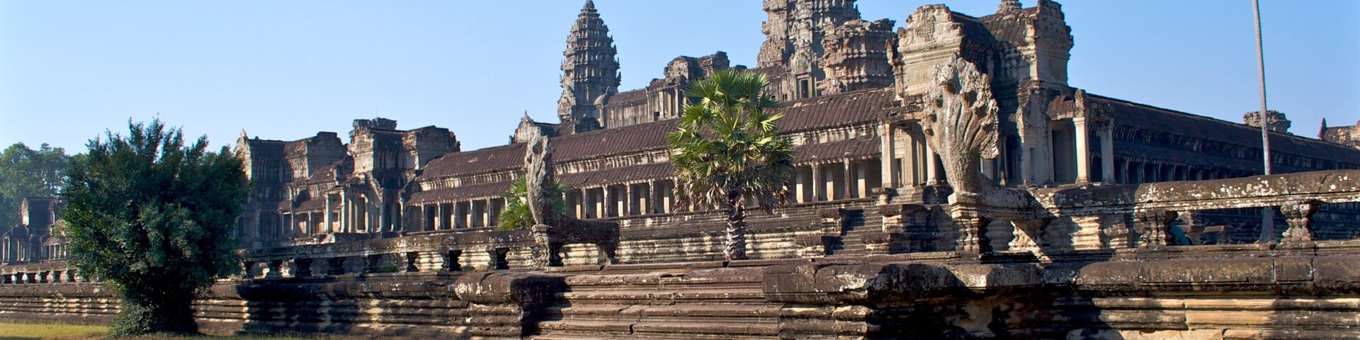 Complejo templario de Angkor Wat, con elaboradas esculturas de piedra y torres escalonadas.