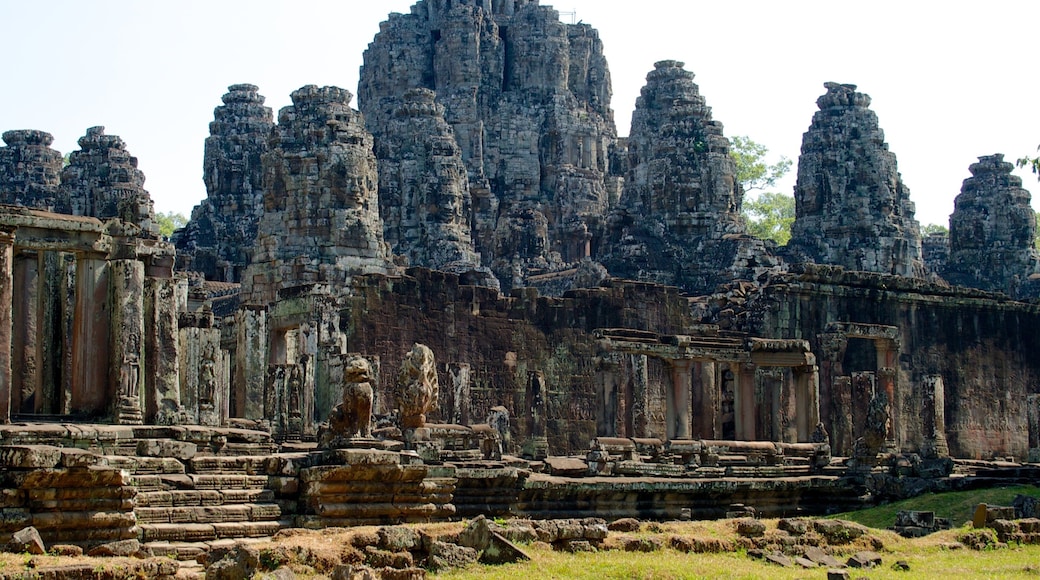 Angkor Bayon og byder på bygningsruiner