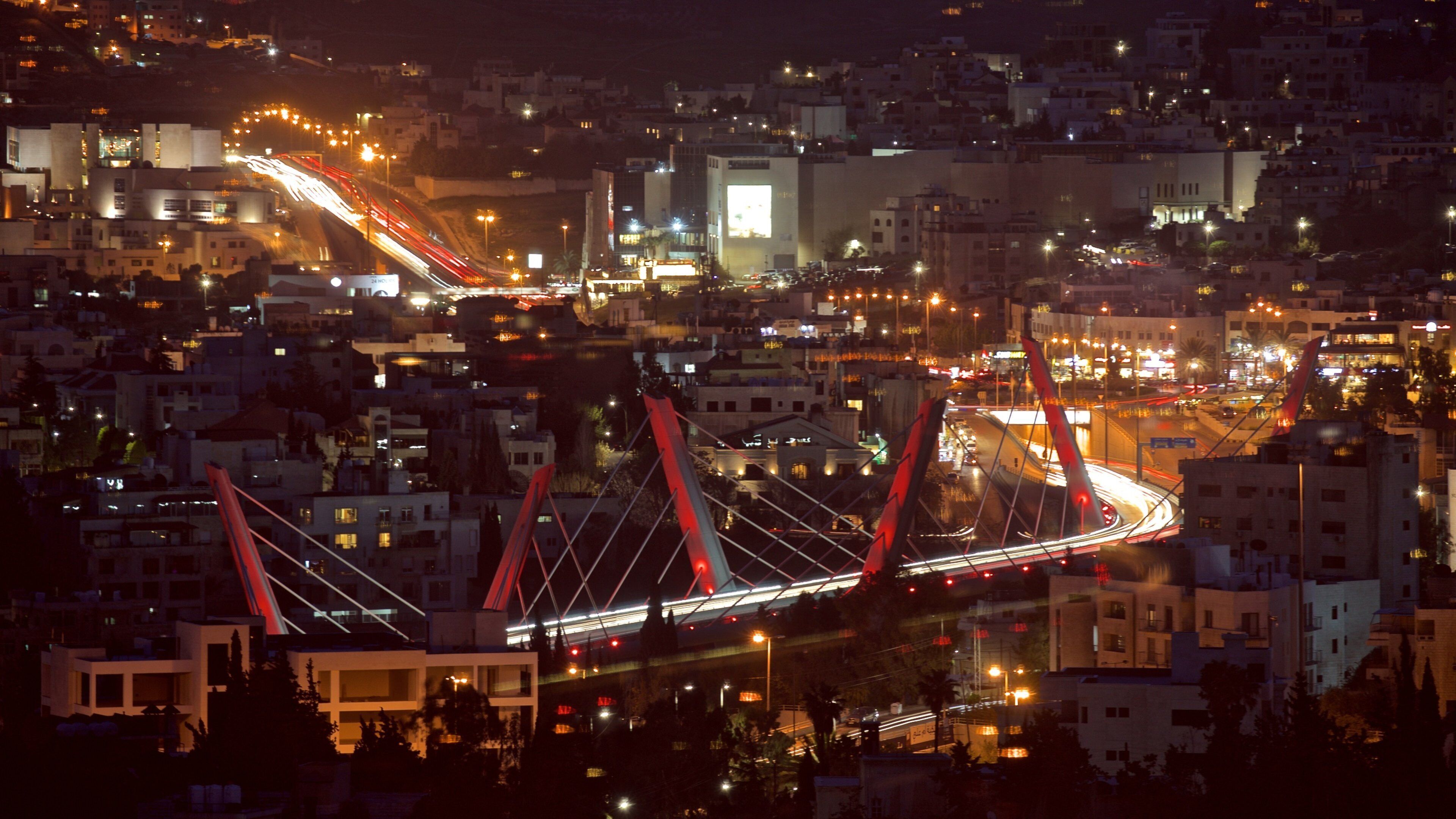 Abdoun-brug toont landschappen, nachtleven en een brug