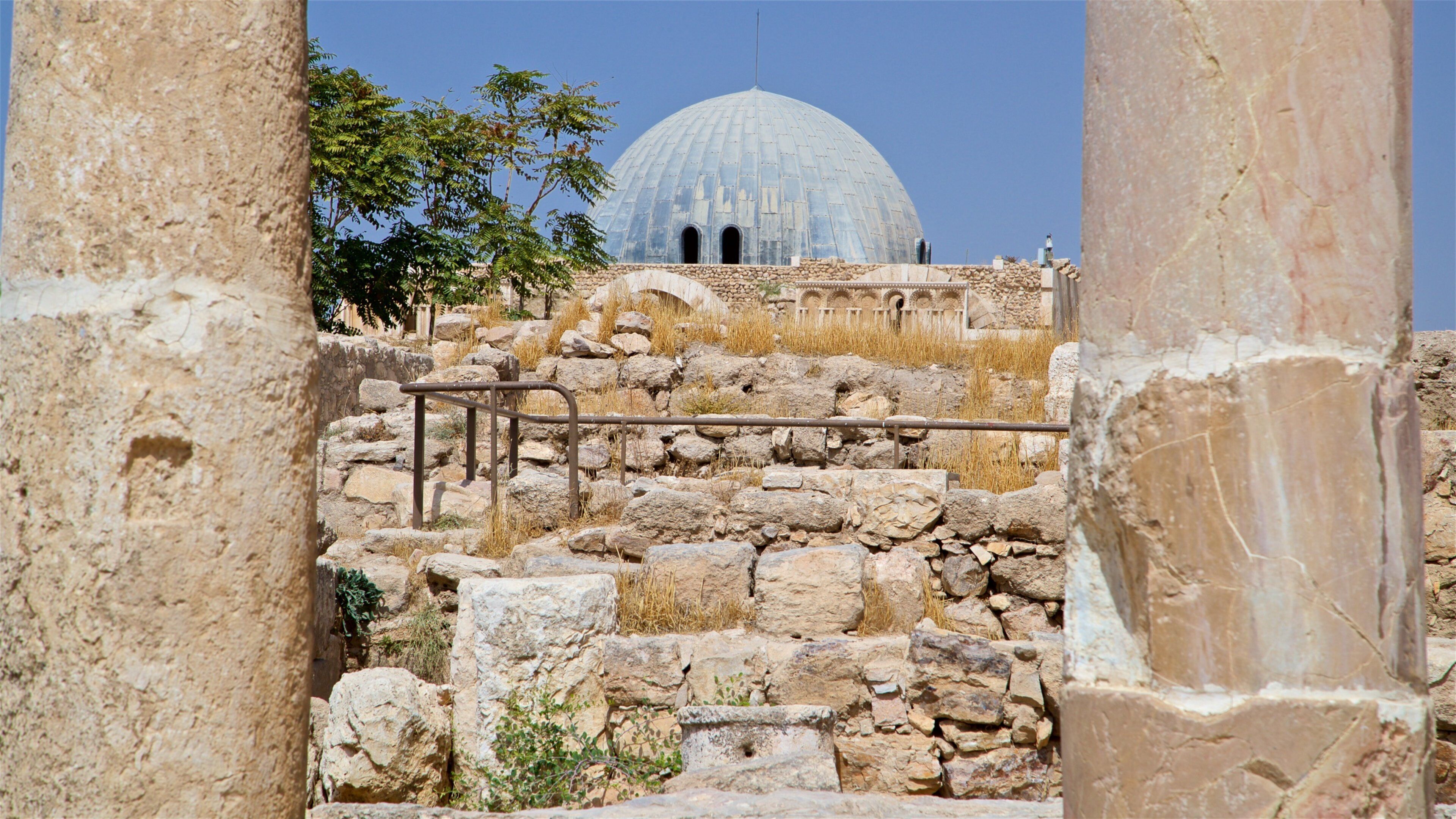 Byzantinska kyrkan presenterar historiska element och ruiner