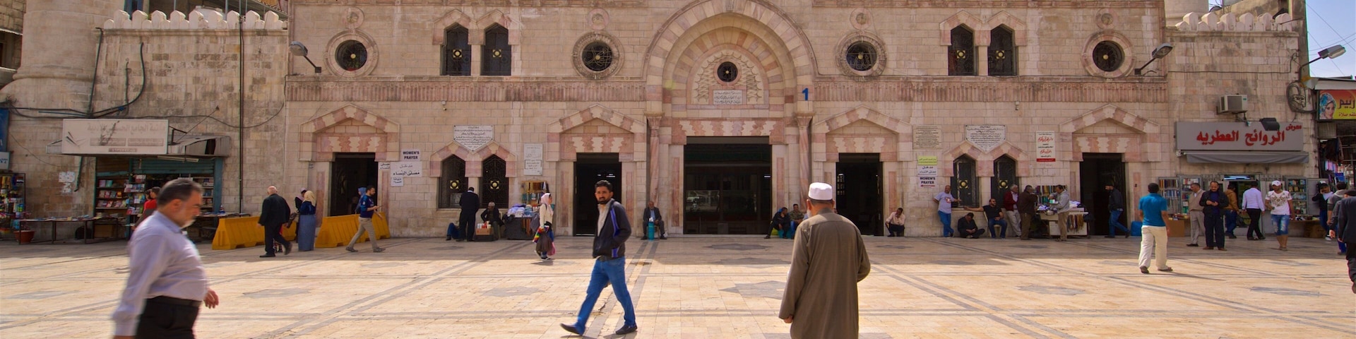 King Hussein Mosque featuring street scenes, heritage architecture and a square or plaza