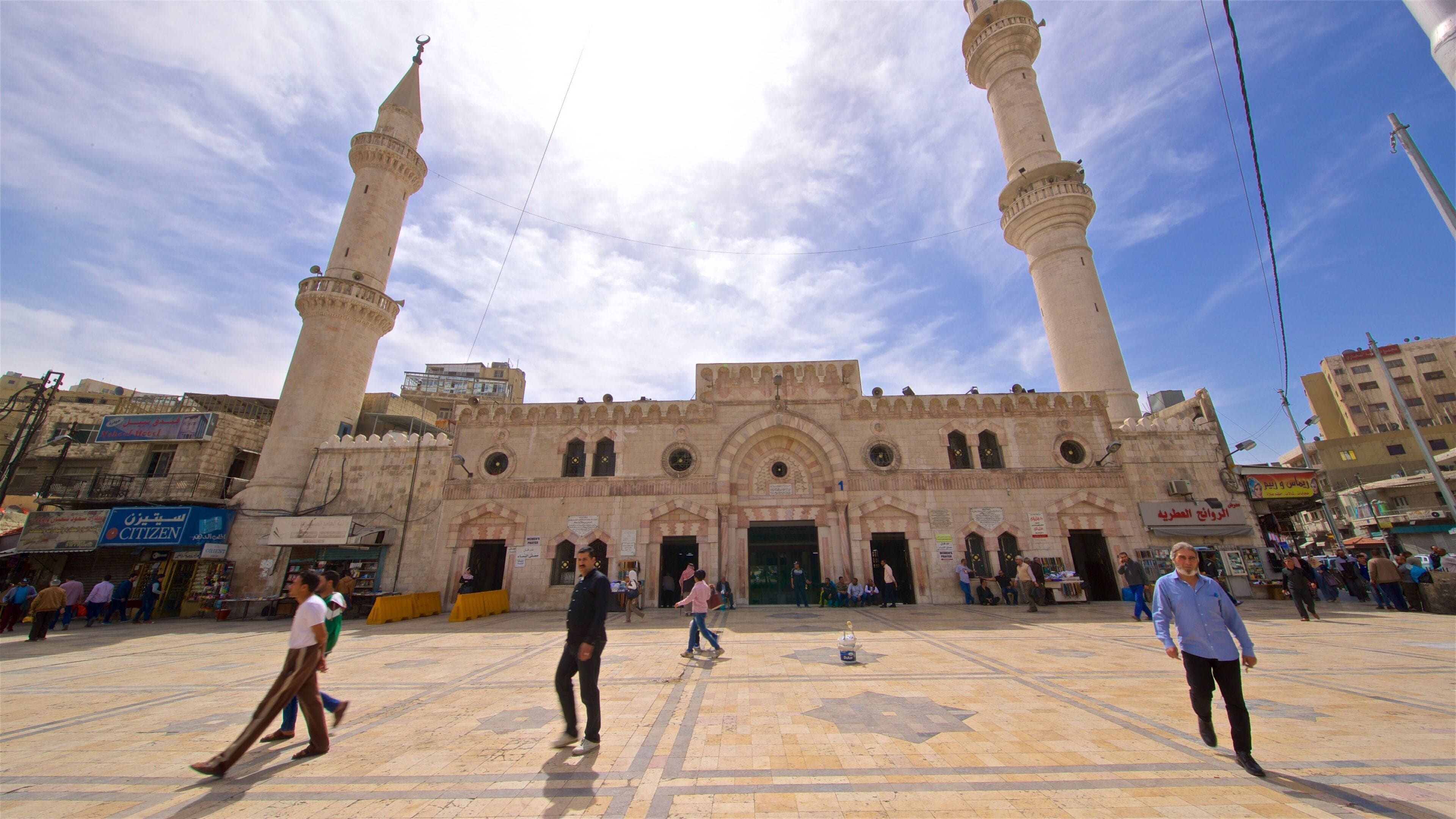 King Hussein Mosque which includes a square or plaza, heritage architecture and street scenes