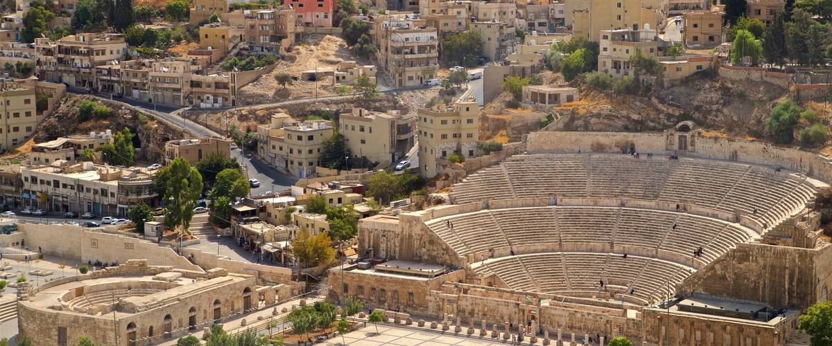 Romeins Theater van Amman toont theaters, historische architectuur en een stad