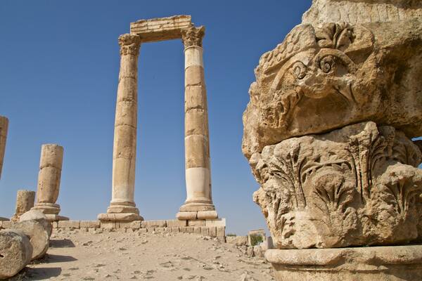 Herkulestempel mit einem Gebäuderuinen und Geschichtliches
