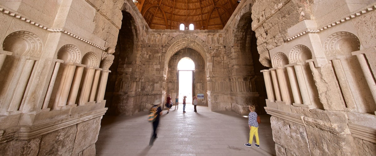 Palais Omeyyade montrant vues intérieures et patrimoine historique aussi bien que petit groupe de personnes