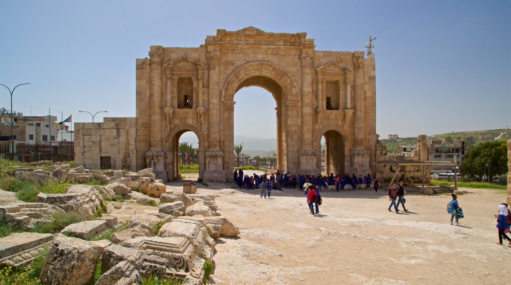 Hadrian\'s Arch som inkluderer historisk arkitektur i tillegg til en liten gruppe med mennesker