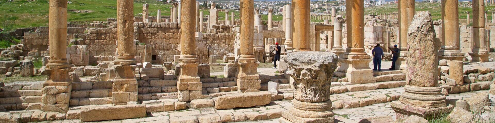 Musée archéologique de Jerash montrant bâtiments en ruines et patrimoine architectural