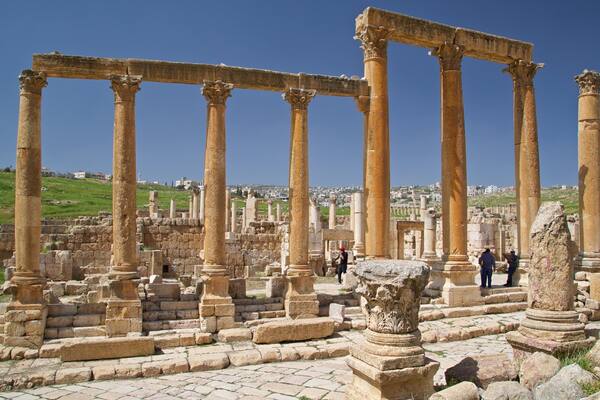 Musée archéologique de Jerash montrant bâtiments en ruines et patrimoine architectural