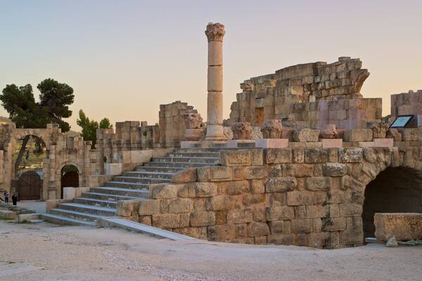 Musée archéologique de Jerash montrant coucher de soleil, patrimoine architectural et ruine