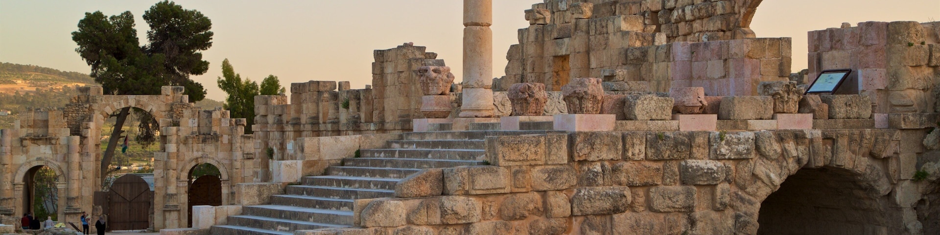 Museu Arqueológico de Jerash que inclui arquitetura de patrimônio, um pôr do sol e uma ruína