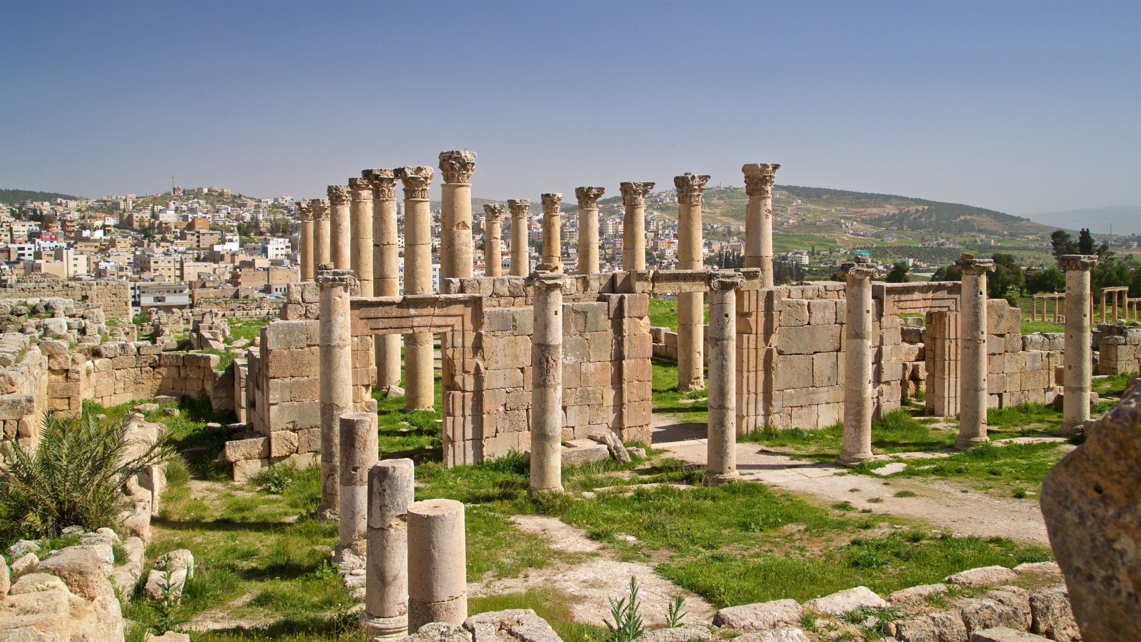 Jerashin arkeologinen museo joka esittää maisemat, rakennuksen rauniot ja perintökohteet