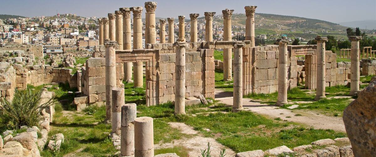 Jerashin arkeologinen museo joka esittää maisemat, rakennuksen rauniot ja perintökohteet