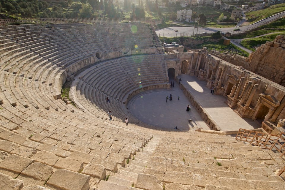 Een eeuwenoud amfitheater met stenen treden en een centraal podium.