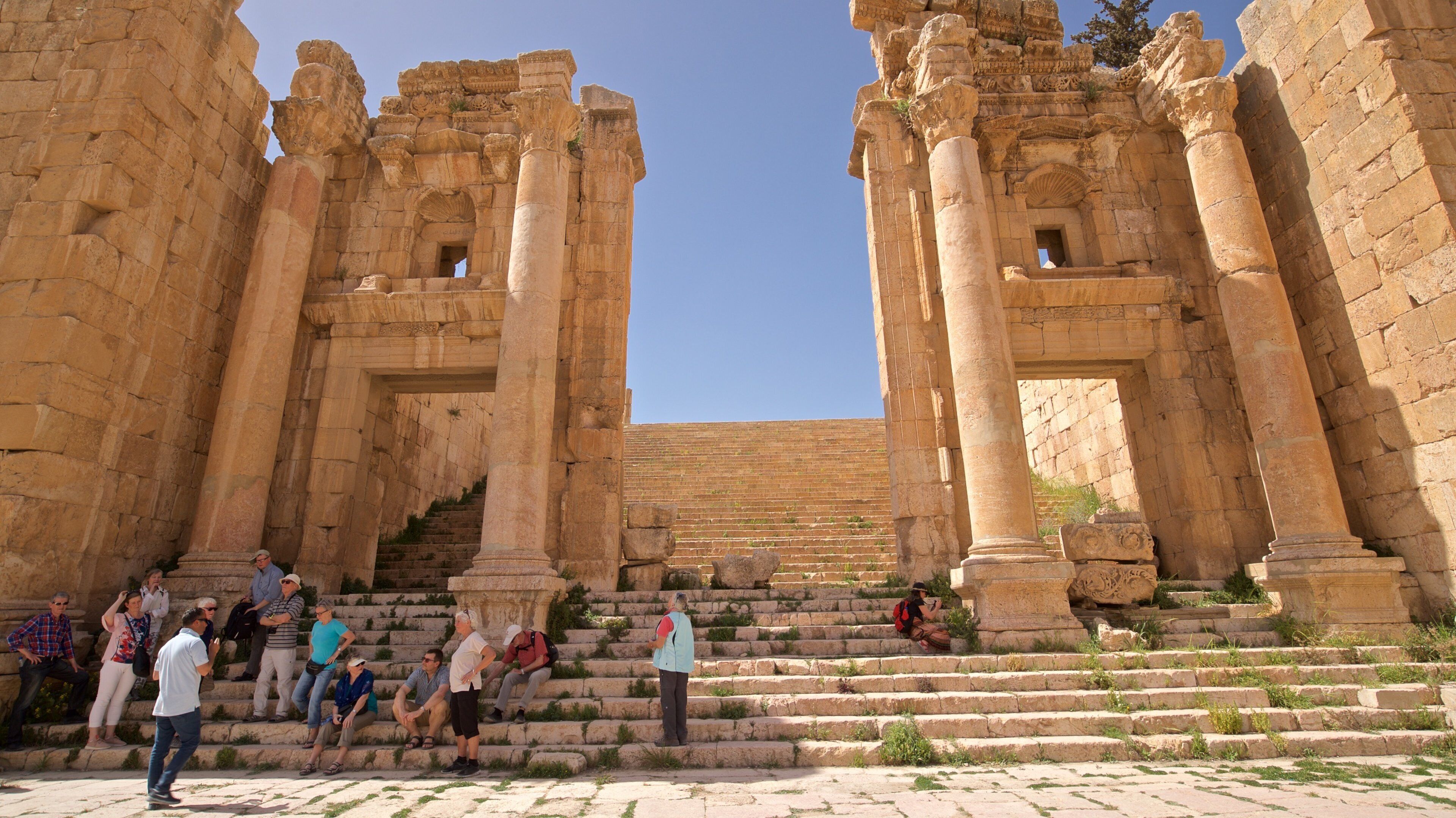 Jerashin Artemiin temppeli johon kuuluu vanha arkkitehtuuri sekä pieni ryhmä ihmisiä
