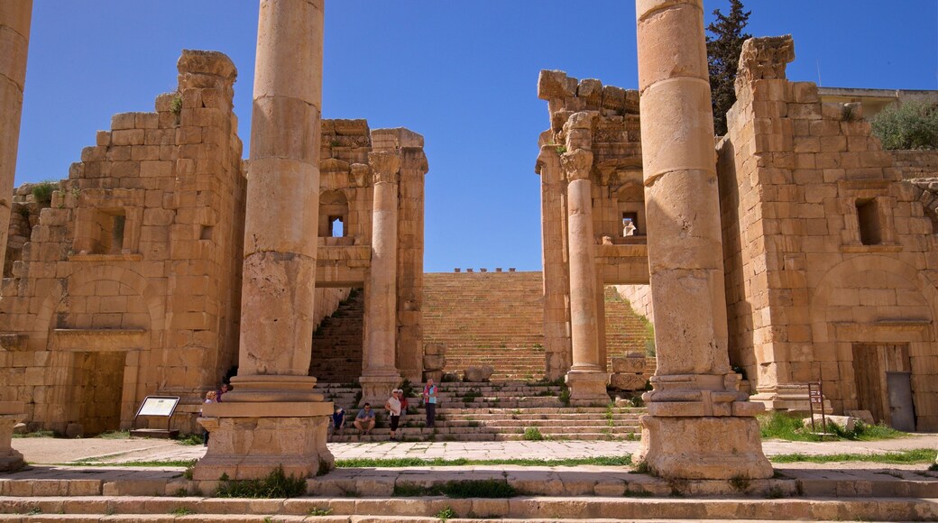 Temple d\'Artémis à Jerash qui includes patrimoine architectural aussi bien que petit groupe de personnes