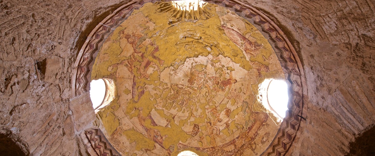 Quseir Amra mostrando vistas internas e elementos de patrimônio