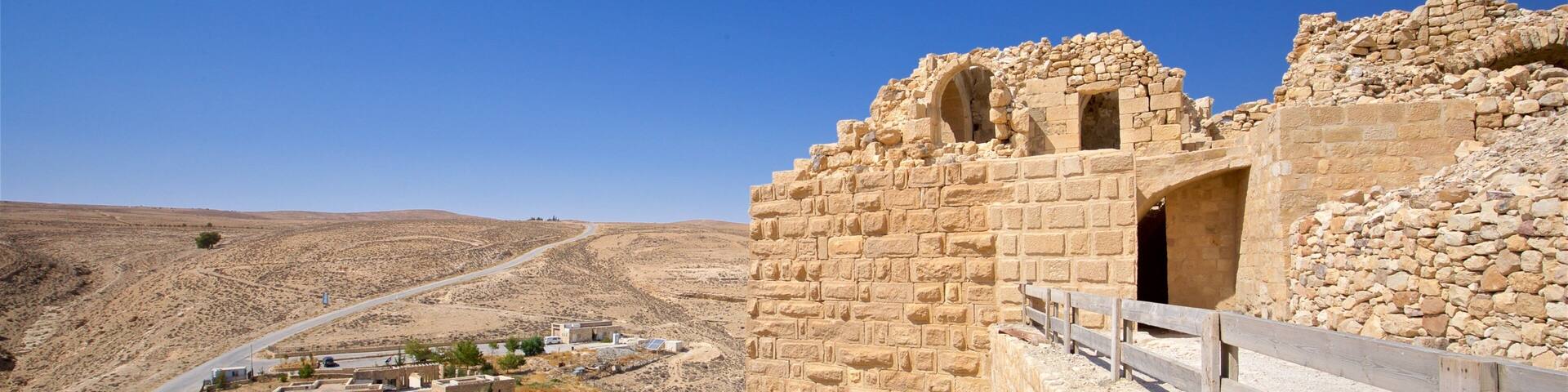 Shobak Castle showing landscape views, heritage elements and building ruins