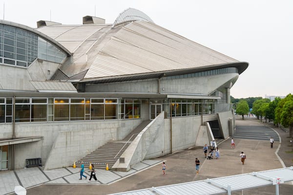 Un bâtiment moderne doté d’un toit incurvé et de grandes fenêtres.