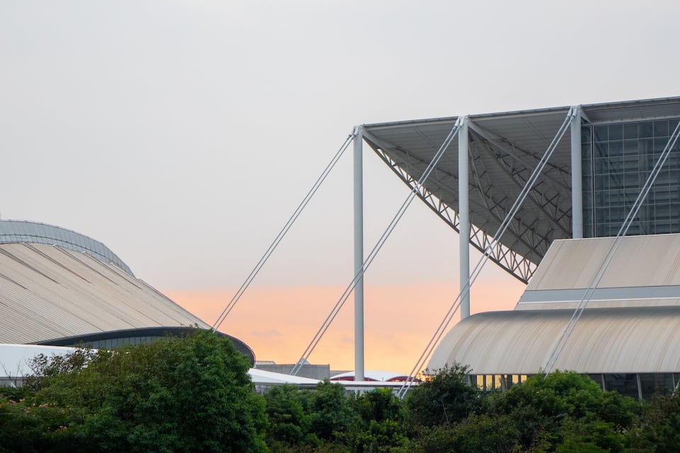Uma estrutura arquitetônica moderna com uma cúpula grande e uma estrutura triangular.
