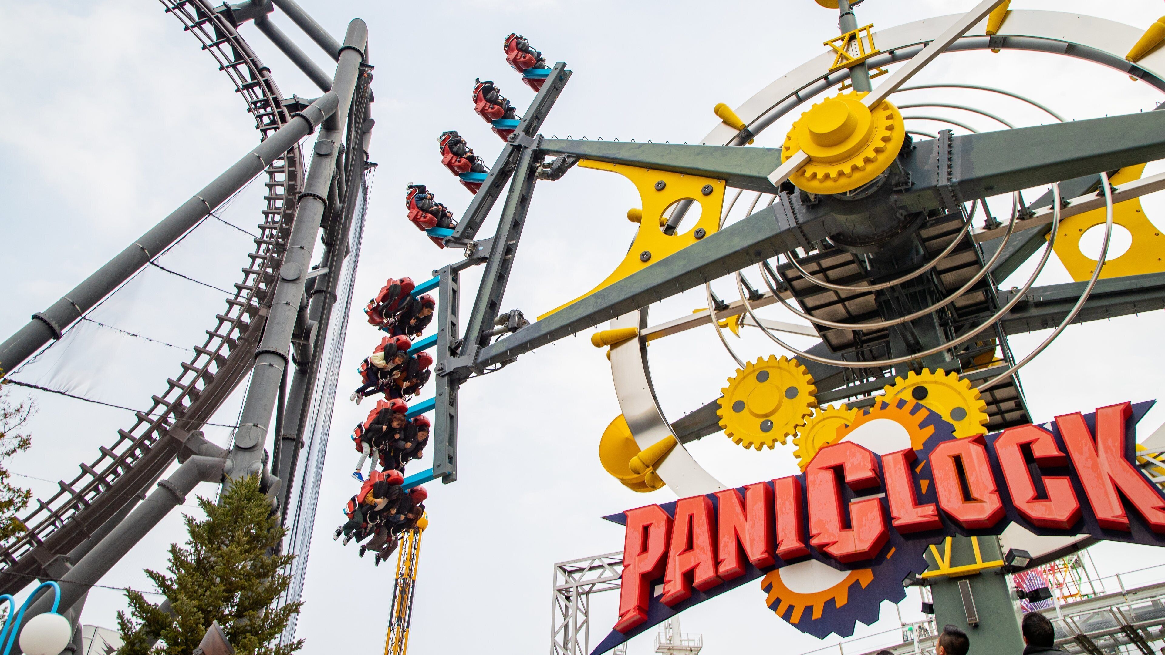 Fuji-Q Highland which includes rides and signage