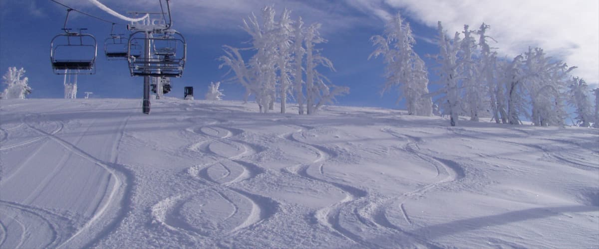 Brundage Mountain Ski Area som inkluderar berg, en gondola och snö