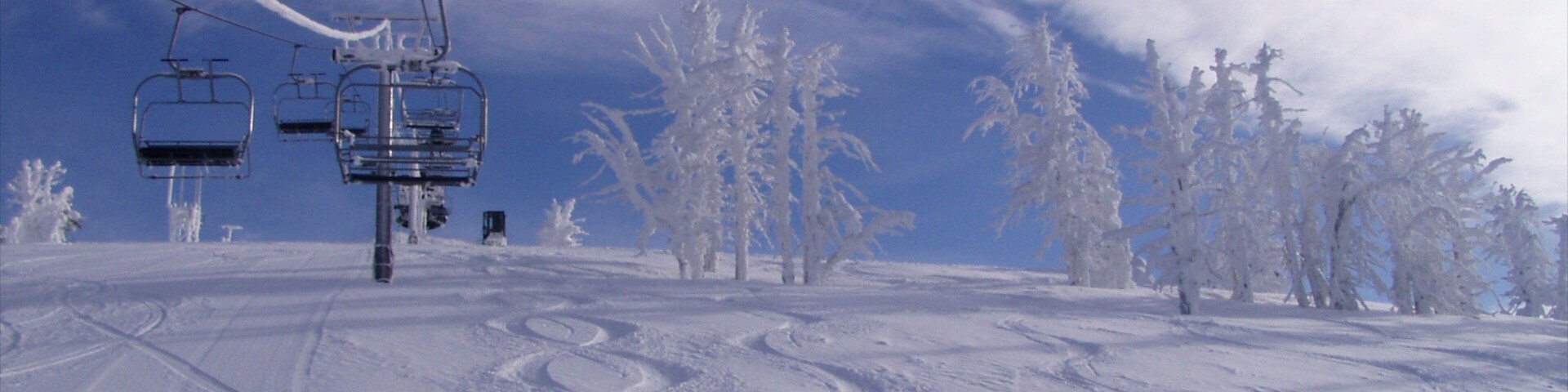 Brundage Mountain Ski Area which includes a gondola, mountains and snow