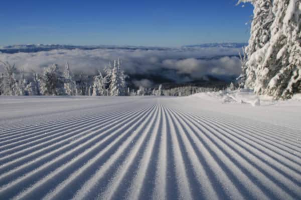 ブランデージ マウンテン スキー場 表示 霞あるいは霧 と 雪
