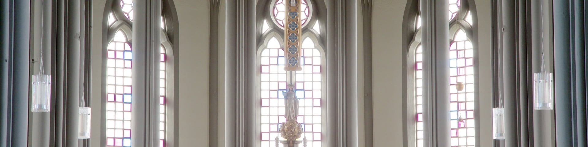 Landakotskirkja que inclui uma igreja ou catedral, vistas internas e aspectos religiosos