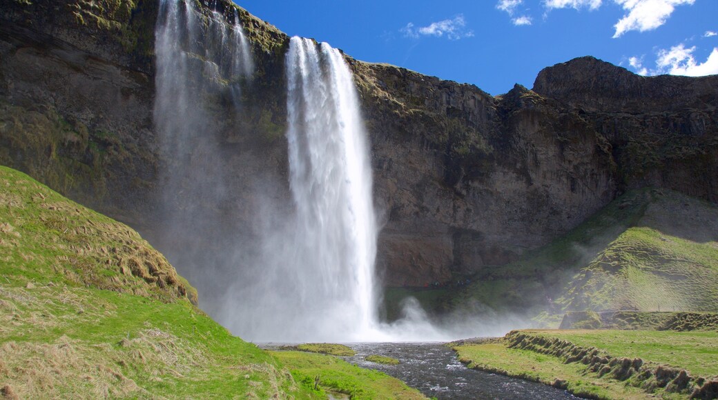Seljalandsfoss mit einem Wasserfall