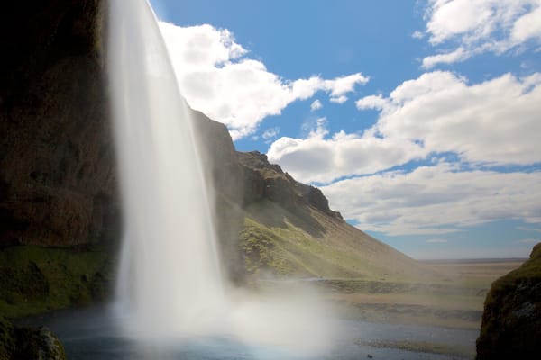 Seljalandsfoss showing a waterfall
