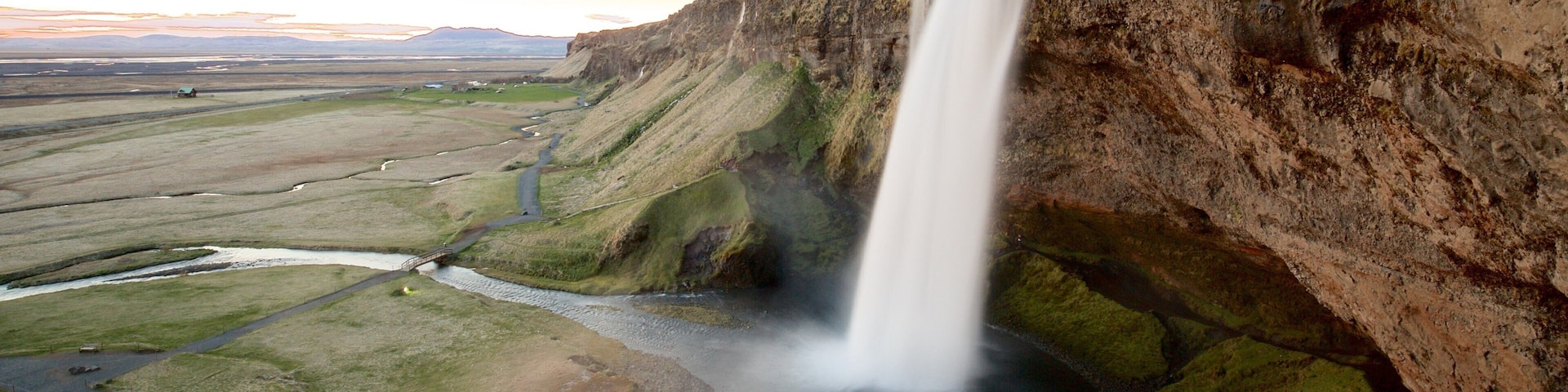 Seljalandsfoss que inclui uma cachoeira