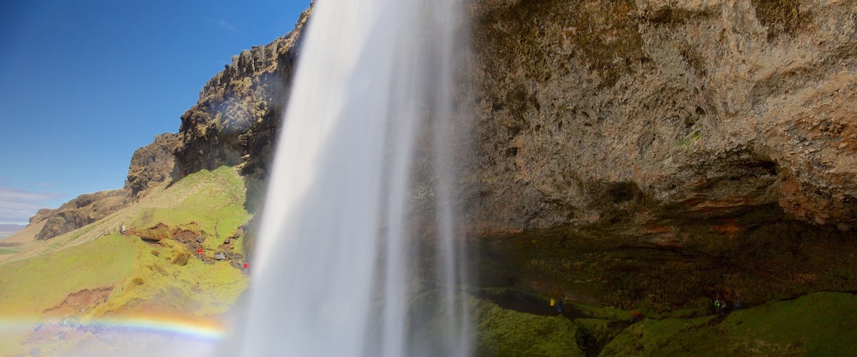 Seljalandsfoss showing a waterfall