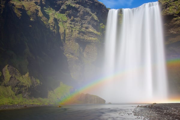Skogafoss mettant en vedette riviĂšre ou ruisseau, gorge ou canyon et cascade
