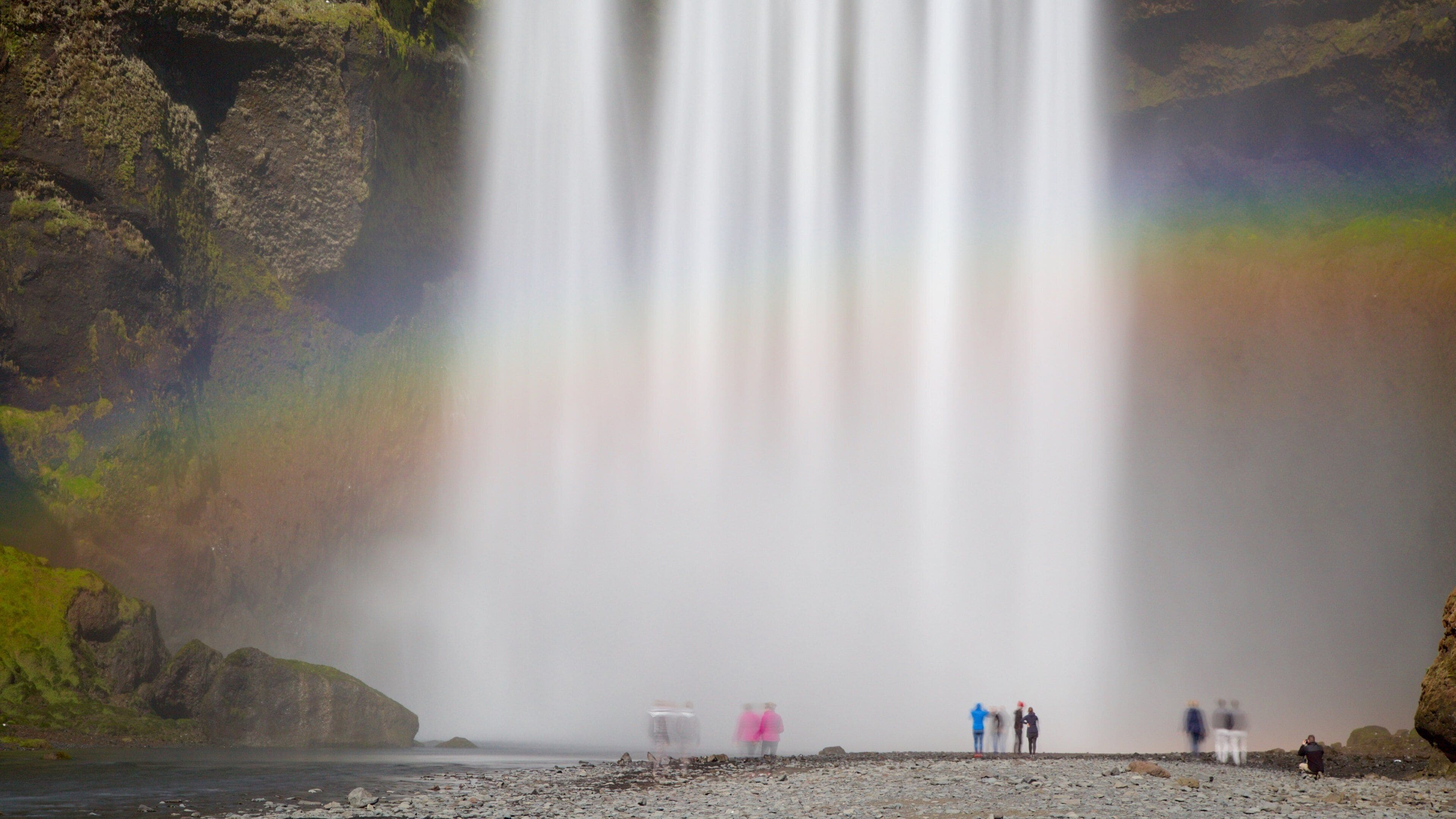 Skogafoss que inclui uma cachoeira