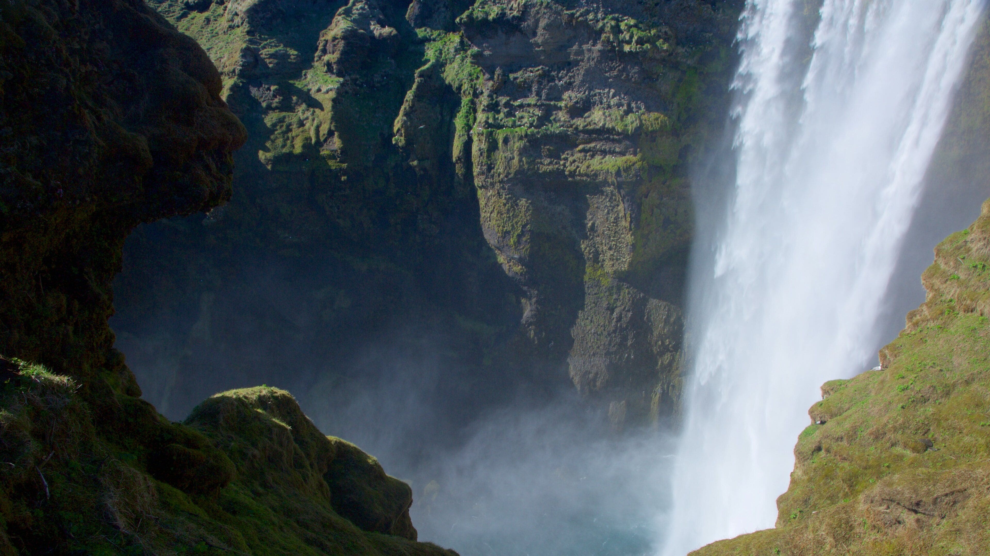 Skogafoss mostrando una cascada y un barranco o cañón