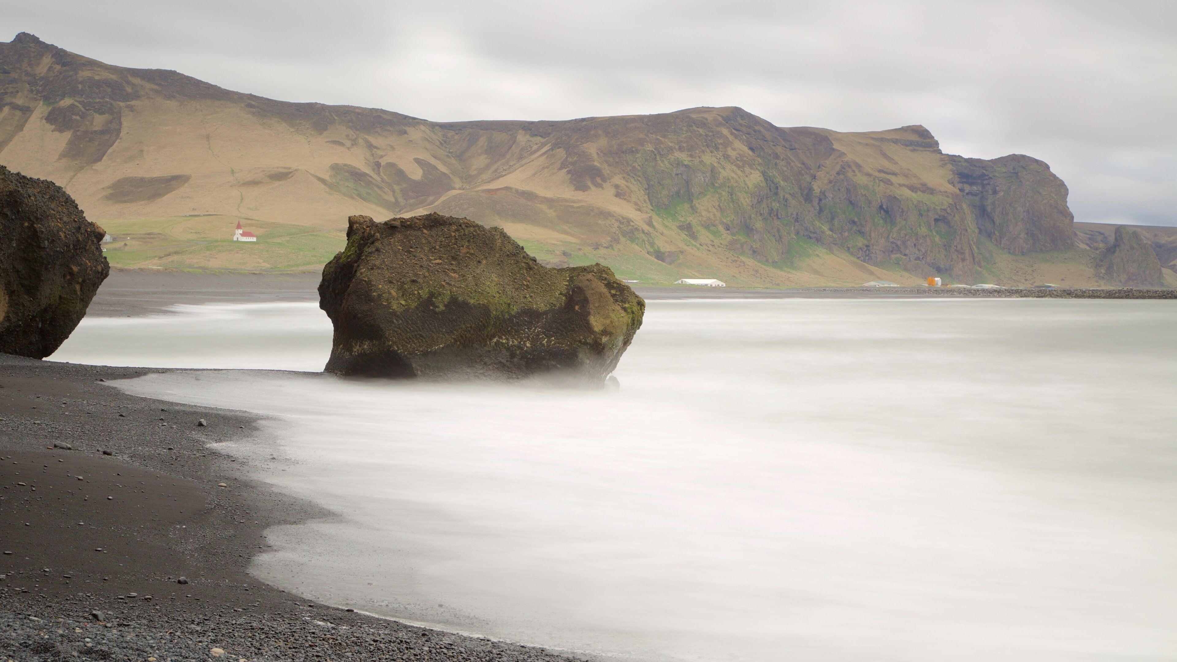 Playa Black mostrando niebla