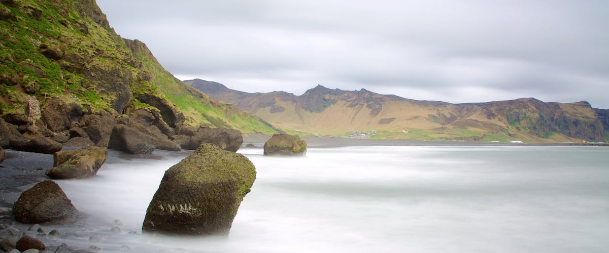 Playa Black que incluye neblina o niebla y una playa de guijarros