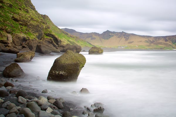 Black Beach showing a pebble beach and mist or fog