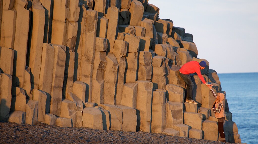 Playa Black que incluye un atardecer y también un grupo pequeño de personas