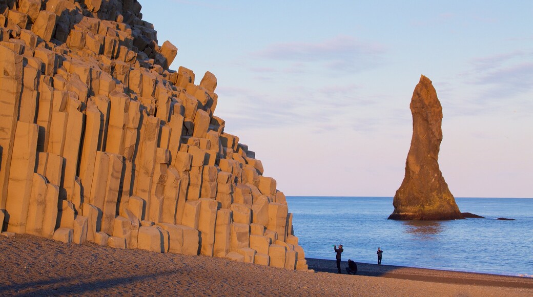 Reynisdrangar qui includes vues littorales et coucher de soleil