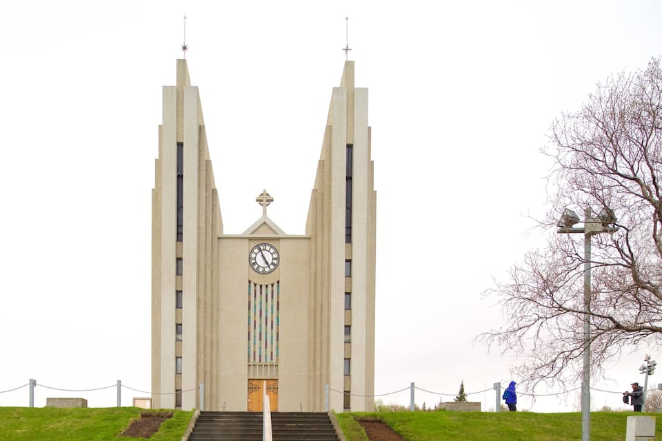 Une grande église dotée d’un clocher et surmontée d’une croix.