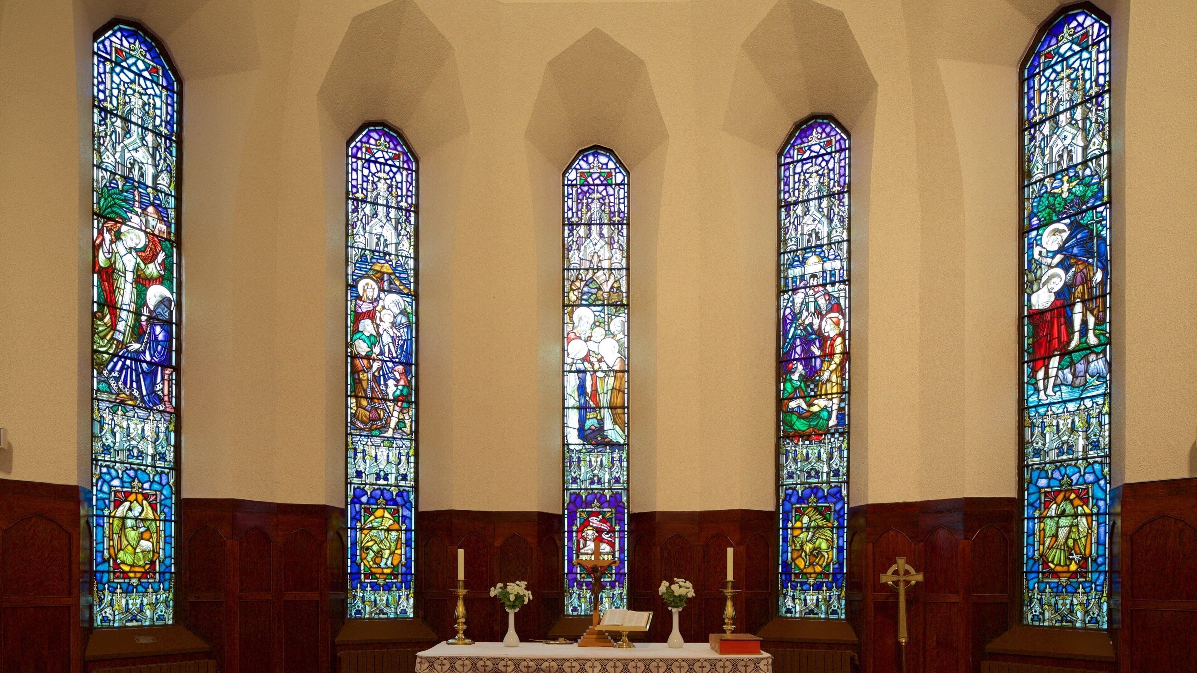 Igreja de Akureyri mostrando vistas internas e uma igreja ou catedral