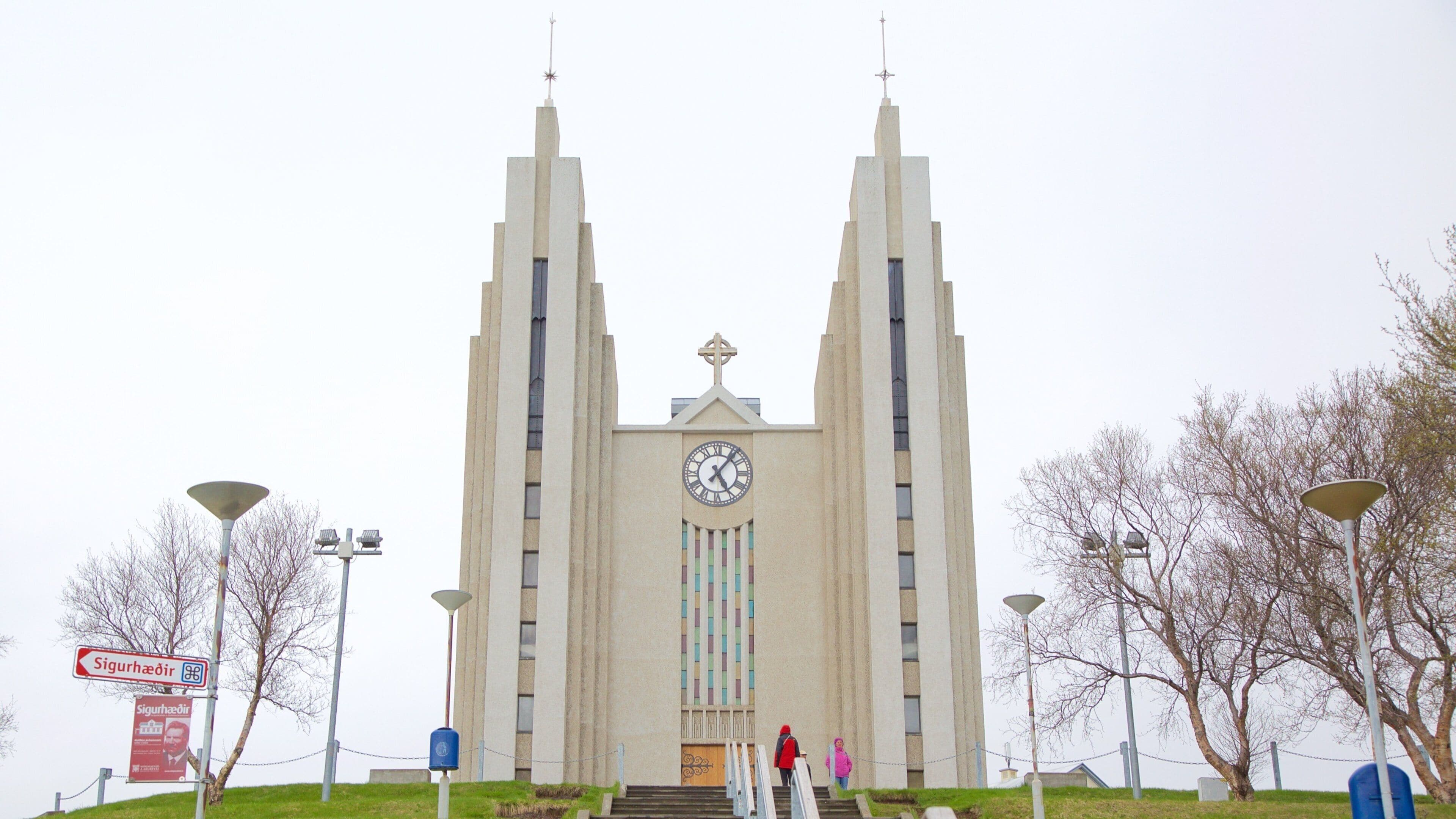 Una iglesia grande con un reloj y dos torres altas.