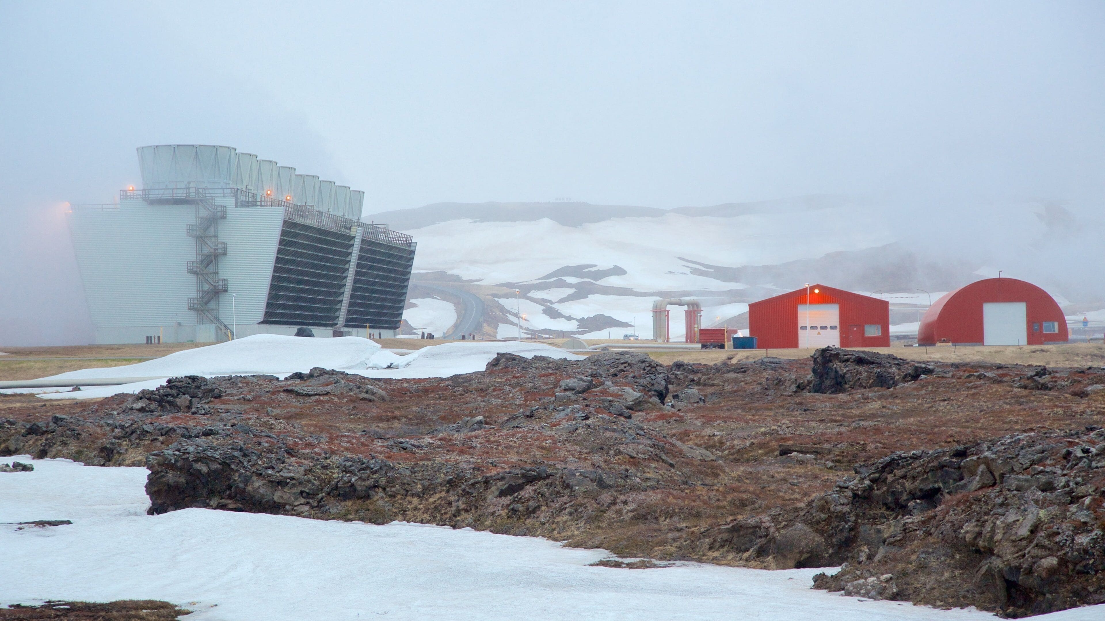 Krafla som inkluderar snö, dimma och industrier