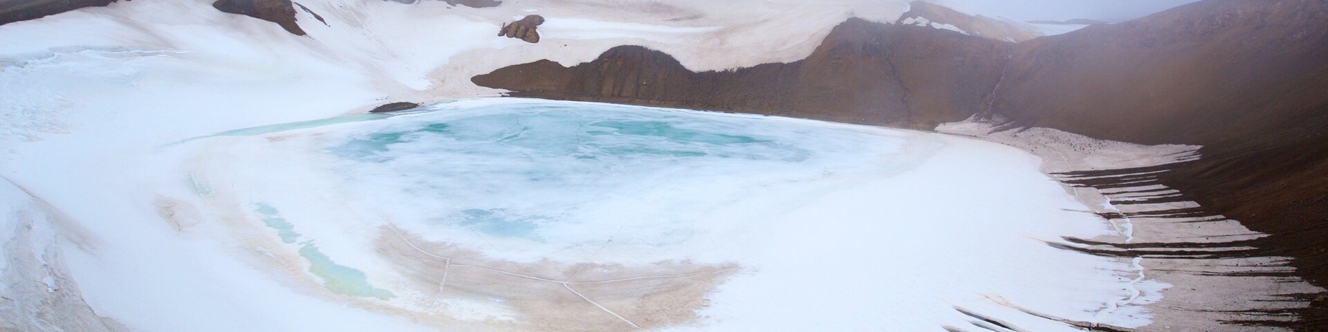 Volcan Krafla montrant source chaude et neige