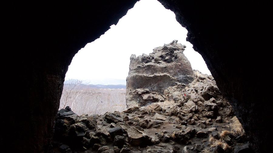 Dimmuborgir bevat grotten