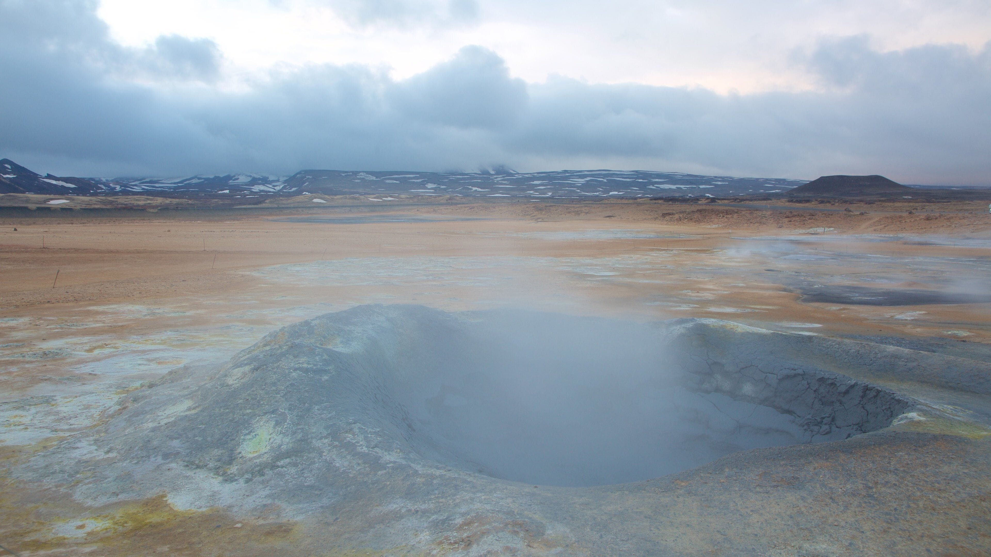 Namafjall caracterizando uma fonte termal e neblina
